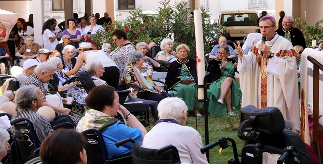 Monseigneur de Germay célébrant la messe dans les jardins de l'hôpital Eugénie / Photo Michel LUCCIONI pour CNI