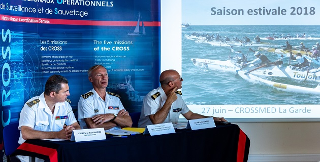 De droite à gauche: l'administrateur en chef des affaires maritimes A. Ferri (directeur du Cross Méditerranée), le vice-amiral d'escadre du Ché (Préfet maritime de la Méditerranée) et l'administrateur général des affaires maritimes Andrieu (DIRM Méditerranée) crédit : Benoit.Emile©Marine nationale