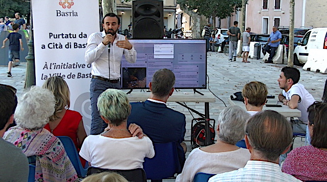 Julien Angelini a présenté "pop vox" à la population bastiaise