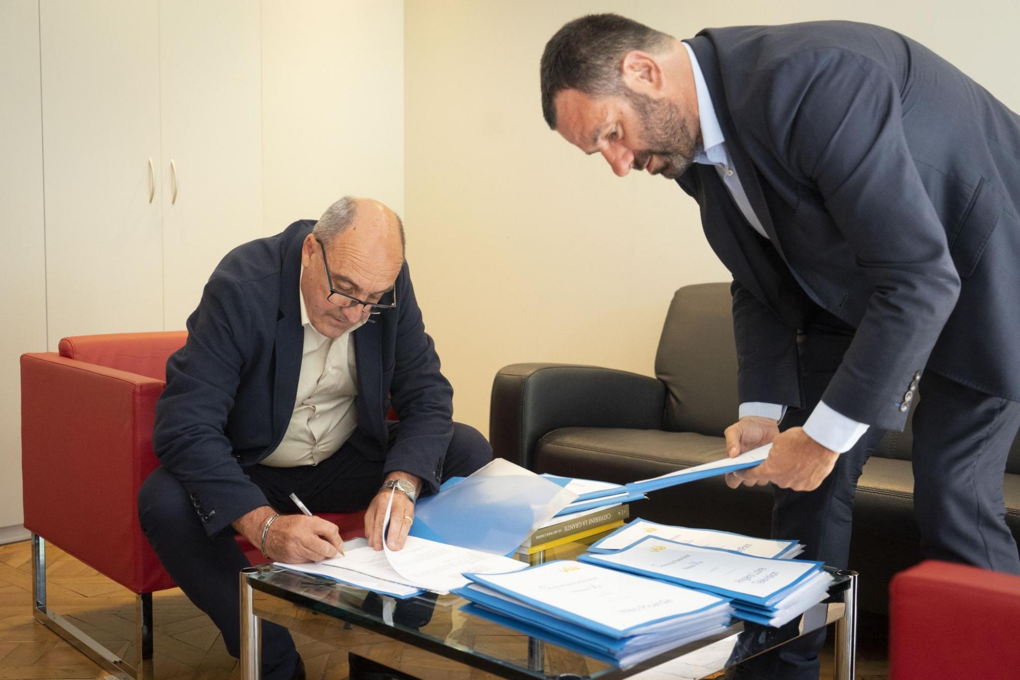 Franco Farsetti, président de Tele Paese signant le contrat le liant au réseau Vià