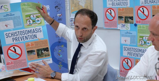 Joseph Magnavacca directeur de la santé publique et du médico-social présente l'affiche de prévention