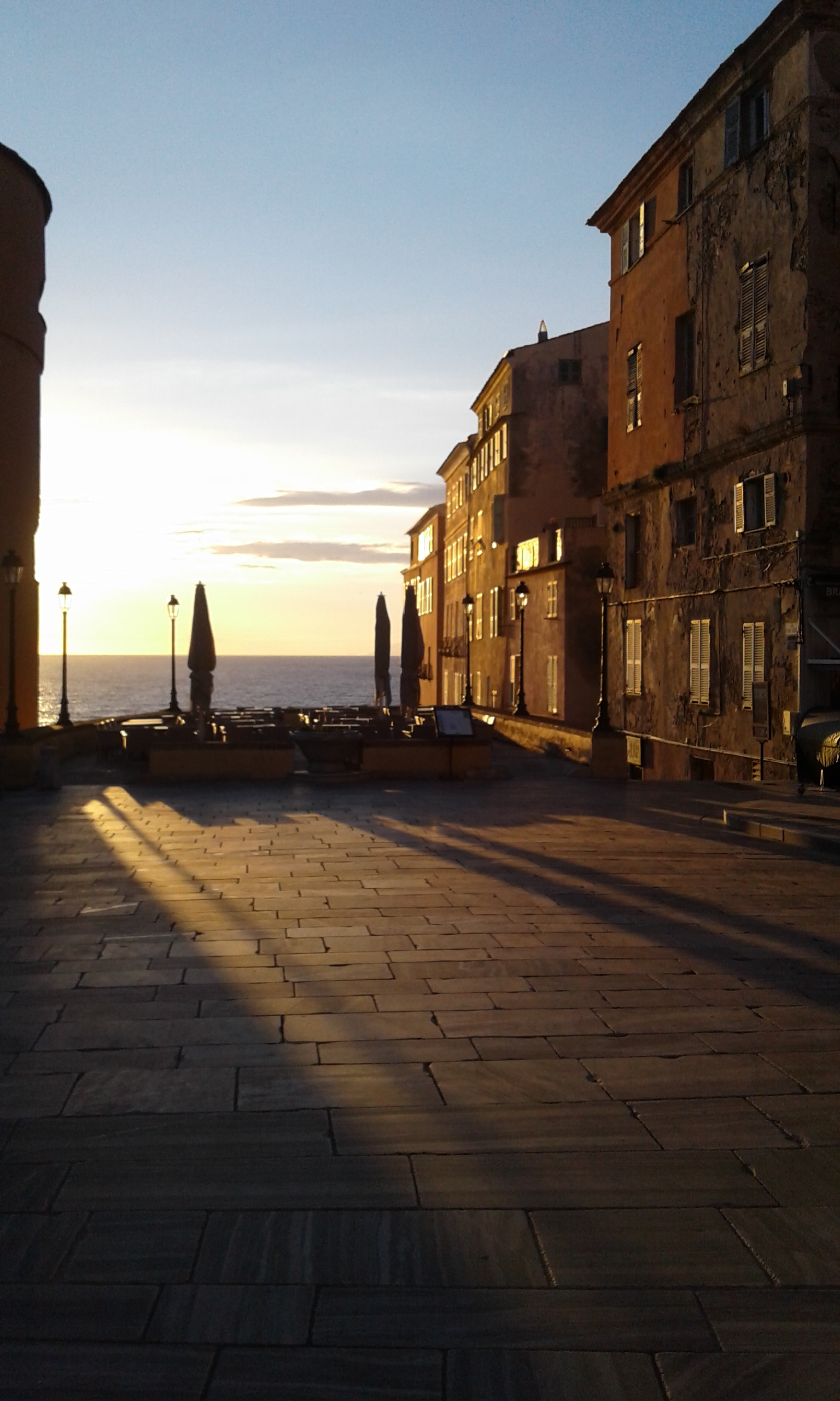 La photo du jour : Premiers rayons de Soleil sur la place du Donjon