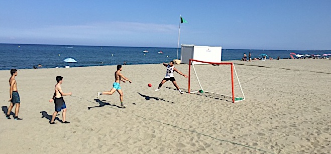 Durant tout l'été, le BHB organise des séances de sandball plage de l'Arinella