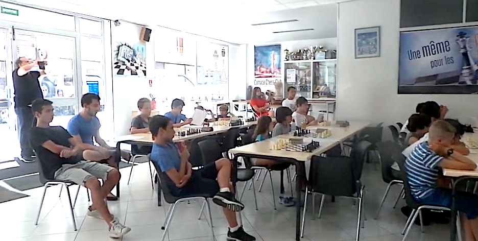 Scacchi è lingua corsa : Stasgi bislingui d'estate in a casa di i scacchi in Bastia !