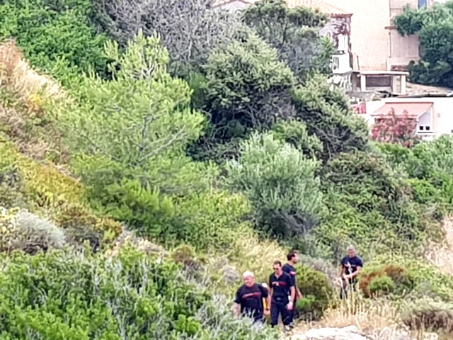 Un couple coincé dans les rochers à la sortie sud de Calvi