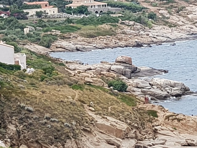 Un couple coincé dans les rochers à la sortie sud de Calvi