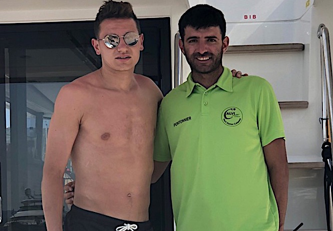 Florian Thauvin à bord du bateau en compagnie de Julien Bianconi, président délégué des seniors du FC Squadra Calvi