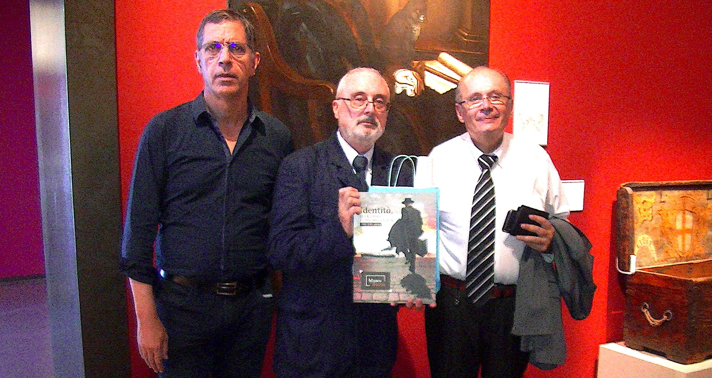 Pierre Savelli, maire de Bastia, et Philippe Peretti, adjoint délégué à la culture, ont offert le catalogue de la nouvelle exposition temporaire à l'historien Carlo Bitossi