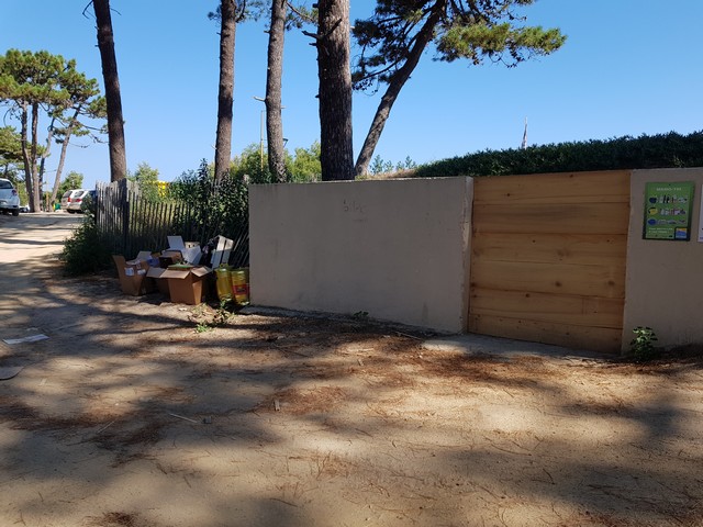 Cartons et bidons d'huile déposés à côté des Points d'apport volontaire des déchets