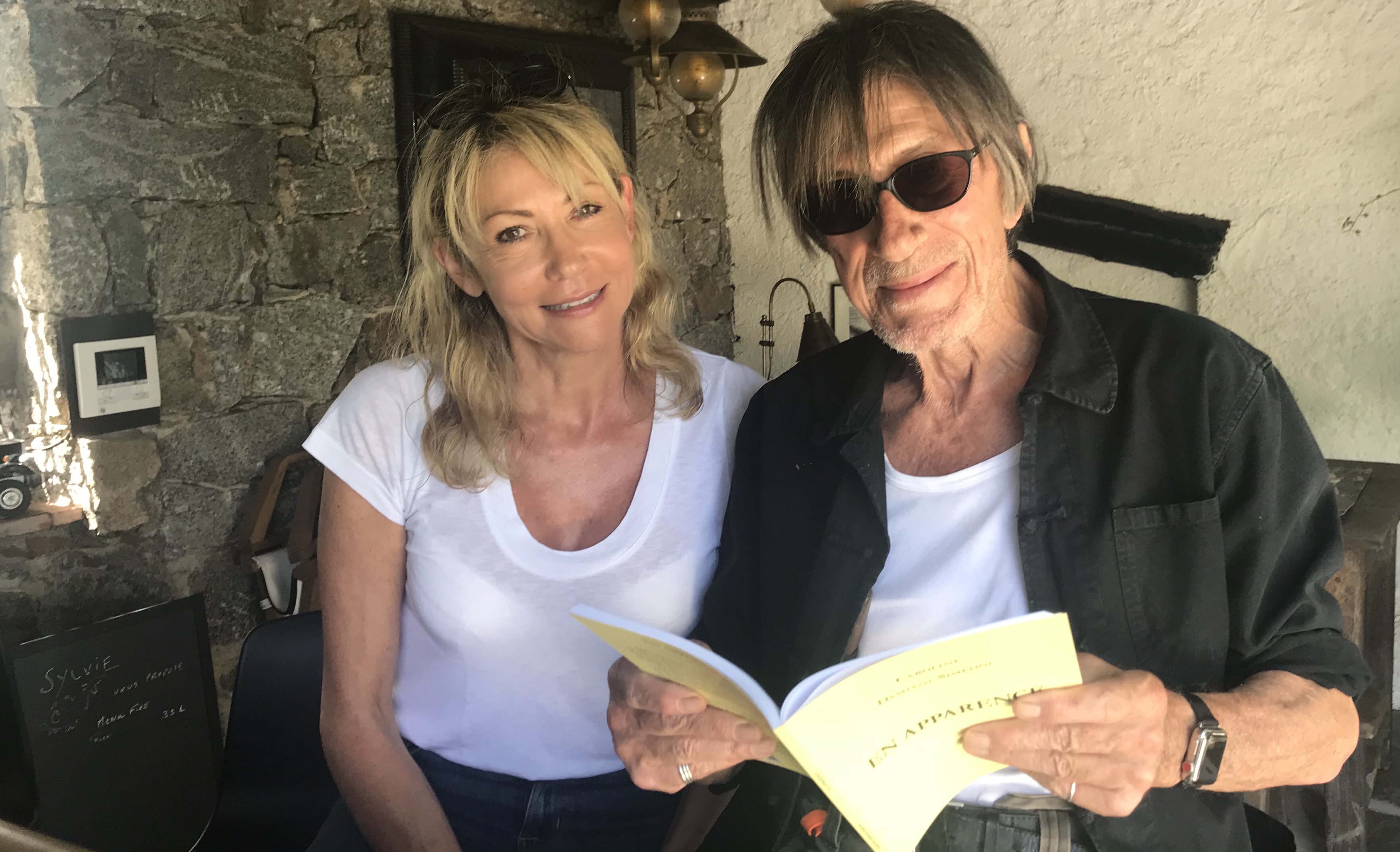 "En apparence" : Jacques Dutronc, aux côtés de l'auteure, apprécie