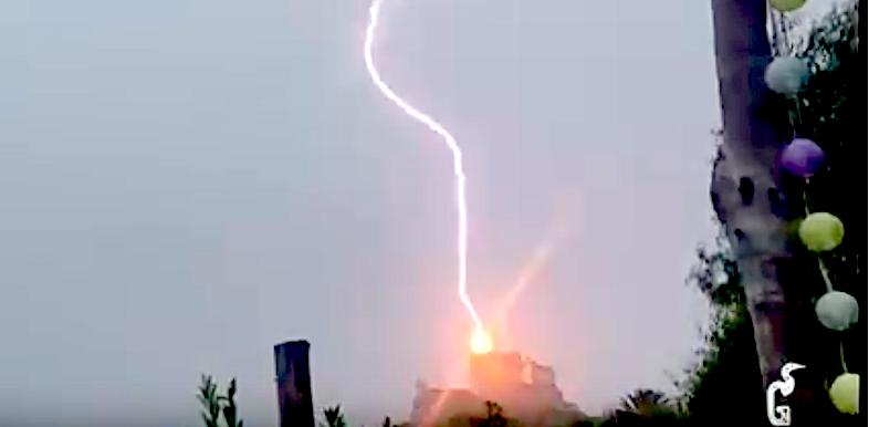 Vidéo : Impressionnant ! La tour de Girolata frappée par la foudre