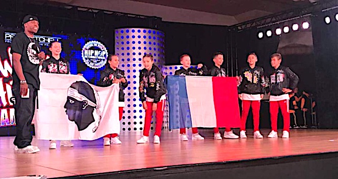 Lisa, Louane, Emma, Marc'Andria, Alexis, Matéo et Mathis sur la scène américaine