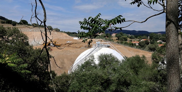 Construction à côté du site actuel, d'une nouvelle installation sur base de deux sphères encoffrées.