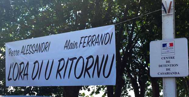 Lors d'une manifestation pour le transfert de Pierre Alessandri et d'Alain Ferrandi à la prison de Borgo.