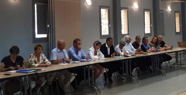 L'Exécutif territorial et les élus de la majorité.