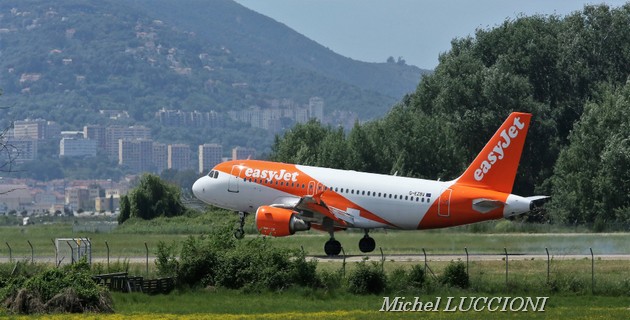 Une Mere Debarquee Avec Son Bebe D Un Vol Easyjet En Pleine Nuit