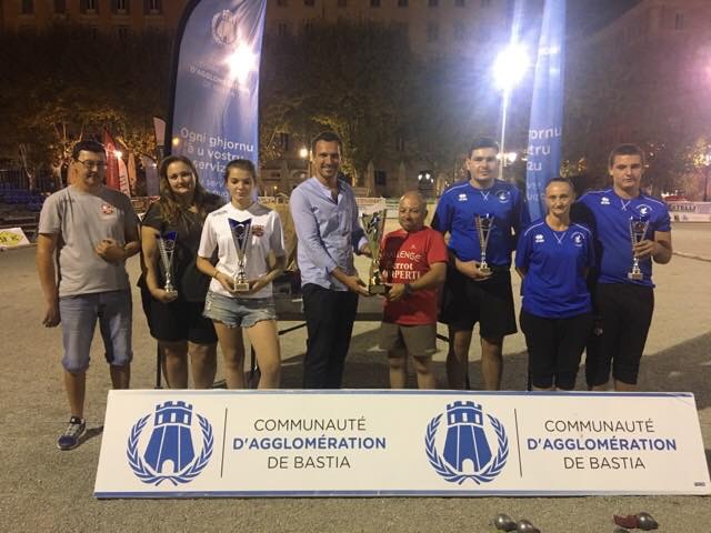Remise du trophée de la CAB aux vainqueurs du concours « famille » par le Vice-Président de la CAB Julien Morganti et le Président de la Boule du Prado Jean-Charles Lamperti.