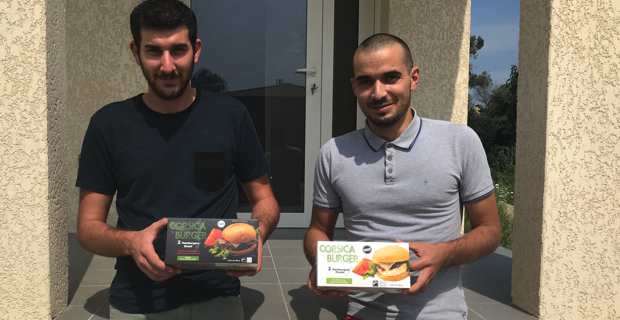 Joseph et Victor devant leur atelier à Talasani.