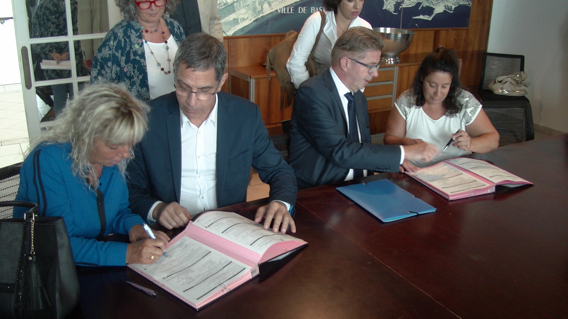 Gérard Gavory, préfet de la Haute-Corse (à droite) et Pierre Savelli, maire de Bastia (à gauche), ont enregistré deux  nouveaux contrats PEC,  "Parcours Emploi Compétences"