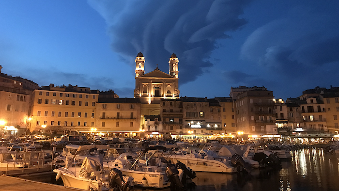 La photo du jour : Stratus au-dessus de San Ghjuvà