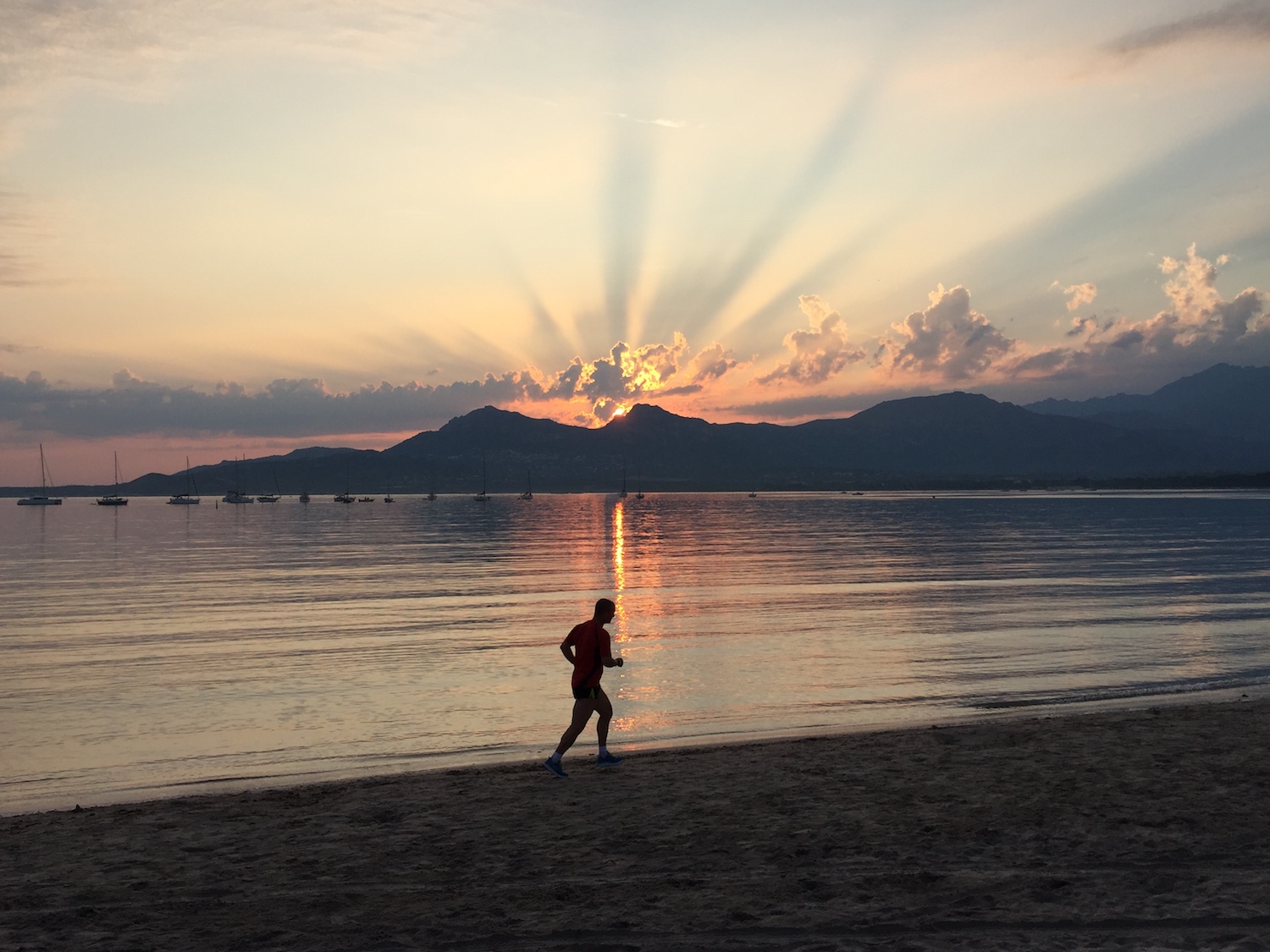La photo du jour : Premiers rayons de Soleil sur la baie de Calvi 