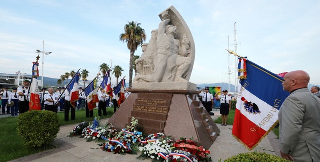 Dépôt de gerbes devant le monument dédié à la libération de la Corse à Ajaccio
