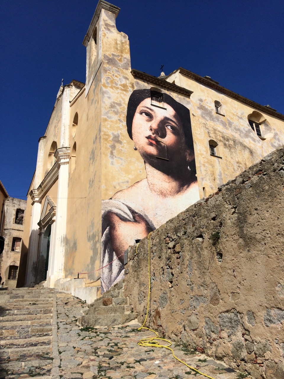 "Outings project" s’installe sur les murs de la citadelle de Calvi