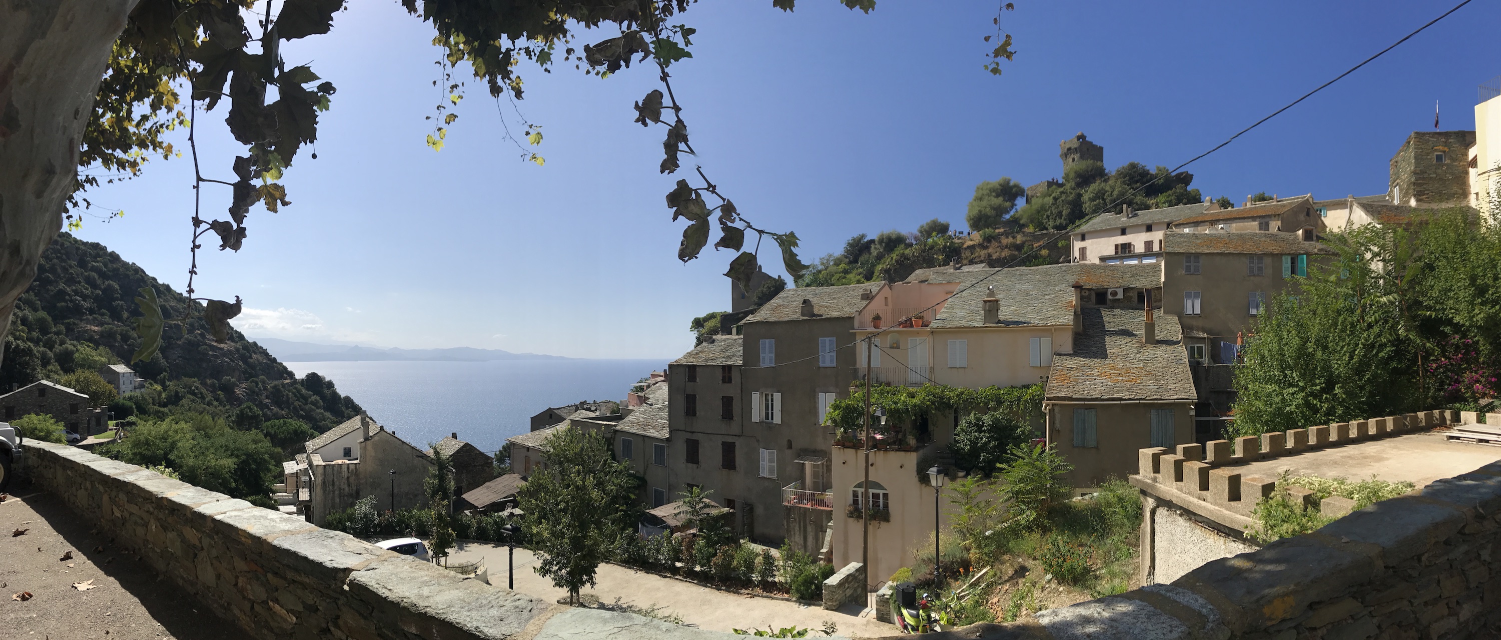 La photo du jour : Nonza et ses vieux toits en lauzes