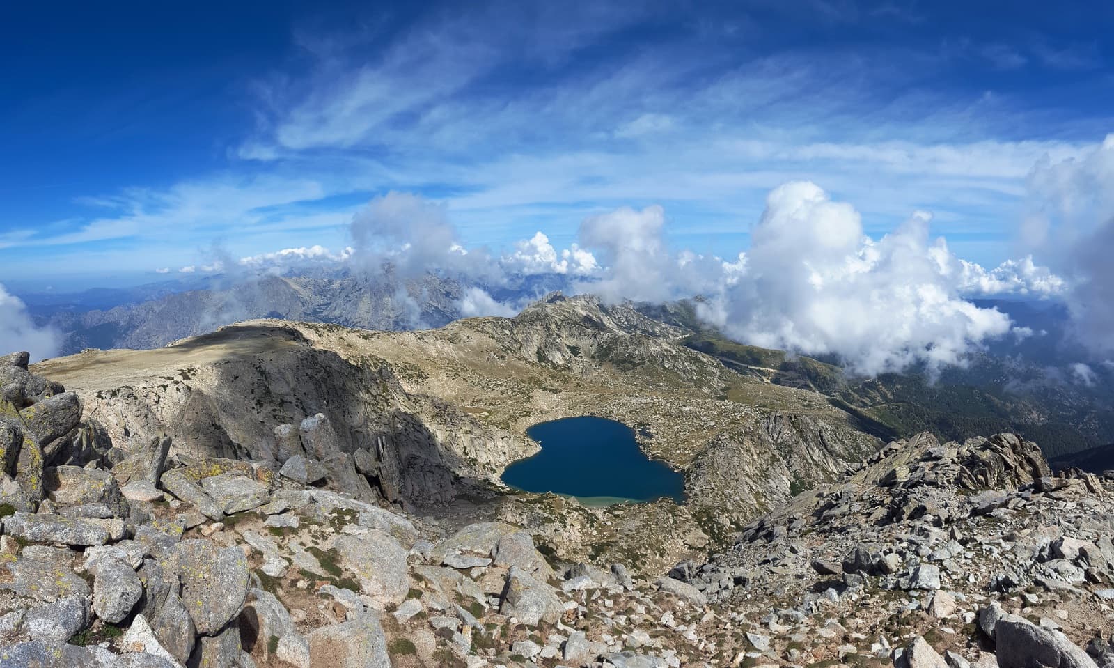 La photo du jour : Au-dessus du lac de Bastani