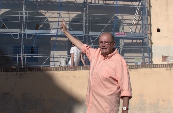 Philippe Peretti devant la façade du Pavillon des Nobles douze bientôt restaurée