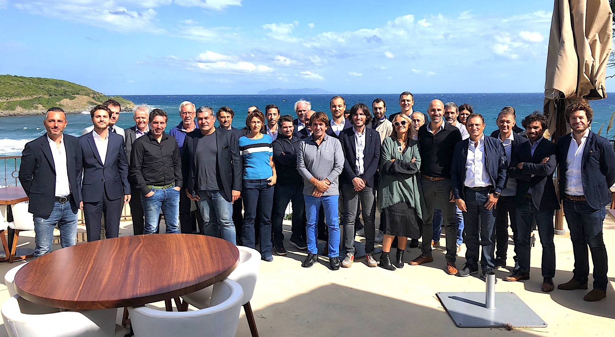 Les cadres d'AGC Management avec les chefs d'entreprises affiliés au fonds d'investissement sur la terrasse du Misincu