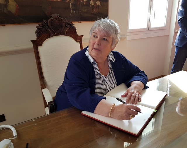 Signature du livre d'or à la Mairie de Calvi