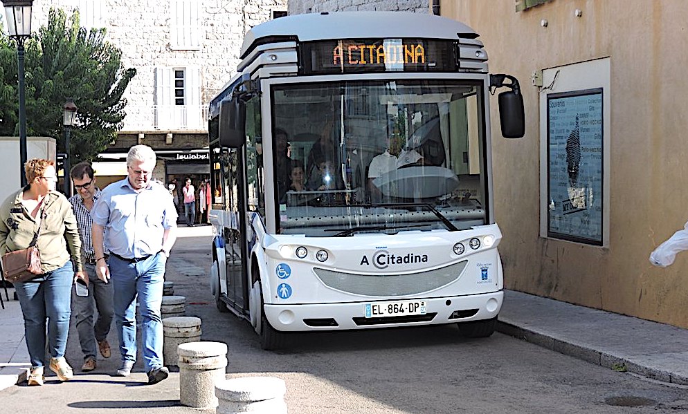 Georges Mela, le maire accompagné de Mme Florence Valli,a fait quelques pas d’accompagnement à côté de la navette qui allait un peu plus loin déverser son flot de passagers à la station devant la mairie.