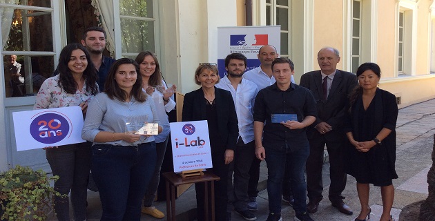 Les lauréats du concours aux coté de Josiane Chevalier préfète de Corse