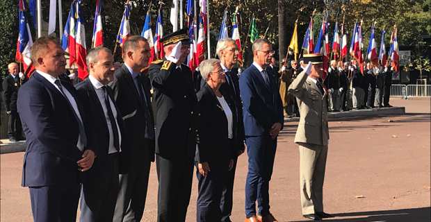 La Secrétaire d'Etat auprès de la ministre des Armées, Geneviève Darrieussecq, entourée du préfet de Haute-Corse, des présidents du Conseil exécutif territorial et de l'Assemblée de Corse, des députés de Haute-Corse et du Consul général du Maroc, place Saint Nicolas à Bastia, au pied du monument aux morts.