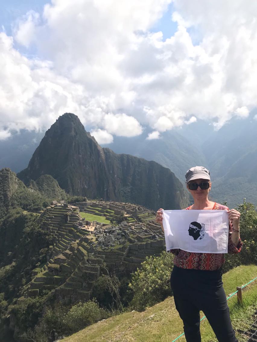 A bandera sur le Machu Picchu