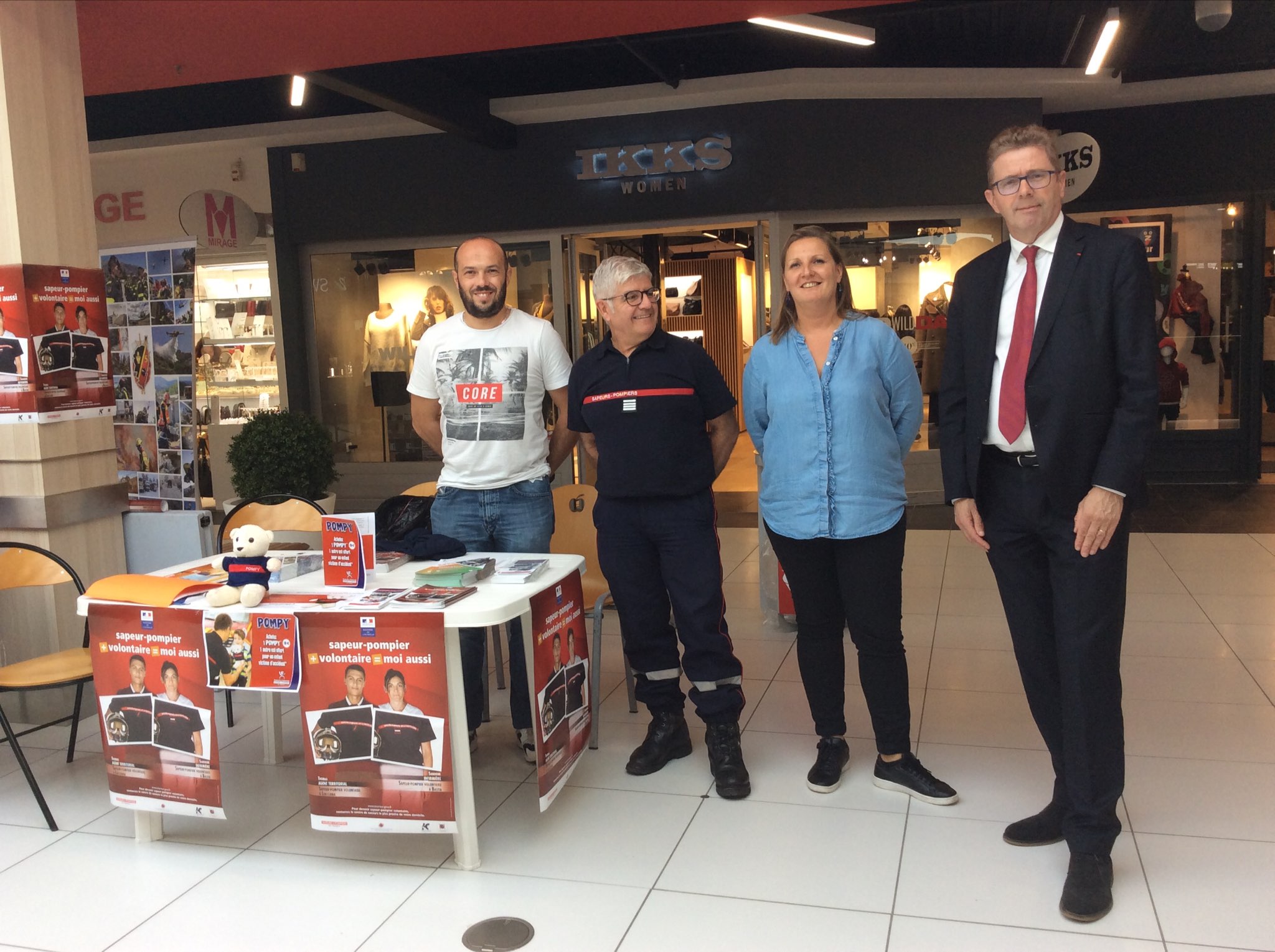 Le préfet de la Haute-Corse, Gérard Gavory, sur le stand des sapeurs-pompiers, à Furiani dans le cadre des rencontres de la sécurité