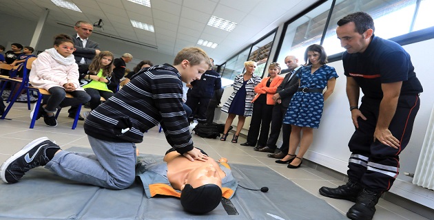 La préfète et la rectrice de Corse assistant à une démonstration de gestes de premier secours