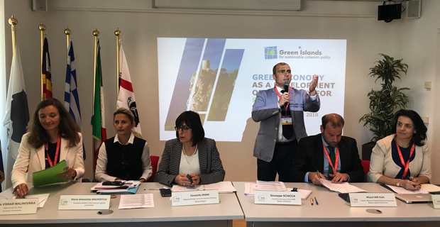 Elena Visnar Malinovska, responsable de l’unité DG Climat à la Commission européenne, Nanette Maupertuis, conseillère exécutive de la Collectivité de Corse en charge des affaires européennes et présidente de l’Agence du tourisme de la Corse, Donatello Spano, ministre de l’environnement et de l’énergie de Sardaigne, - (Debout) Giuseppe Scaccia, secrétaire exécutif de la Commission des îles de la CPMR, Miquel Mir Gual, directeur général des espaces naturels et de la biodiversité du gouvernement des îles Baléares, Eleni Chatzigianni, directrice de l’environnement de Crête.