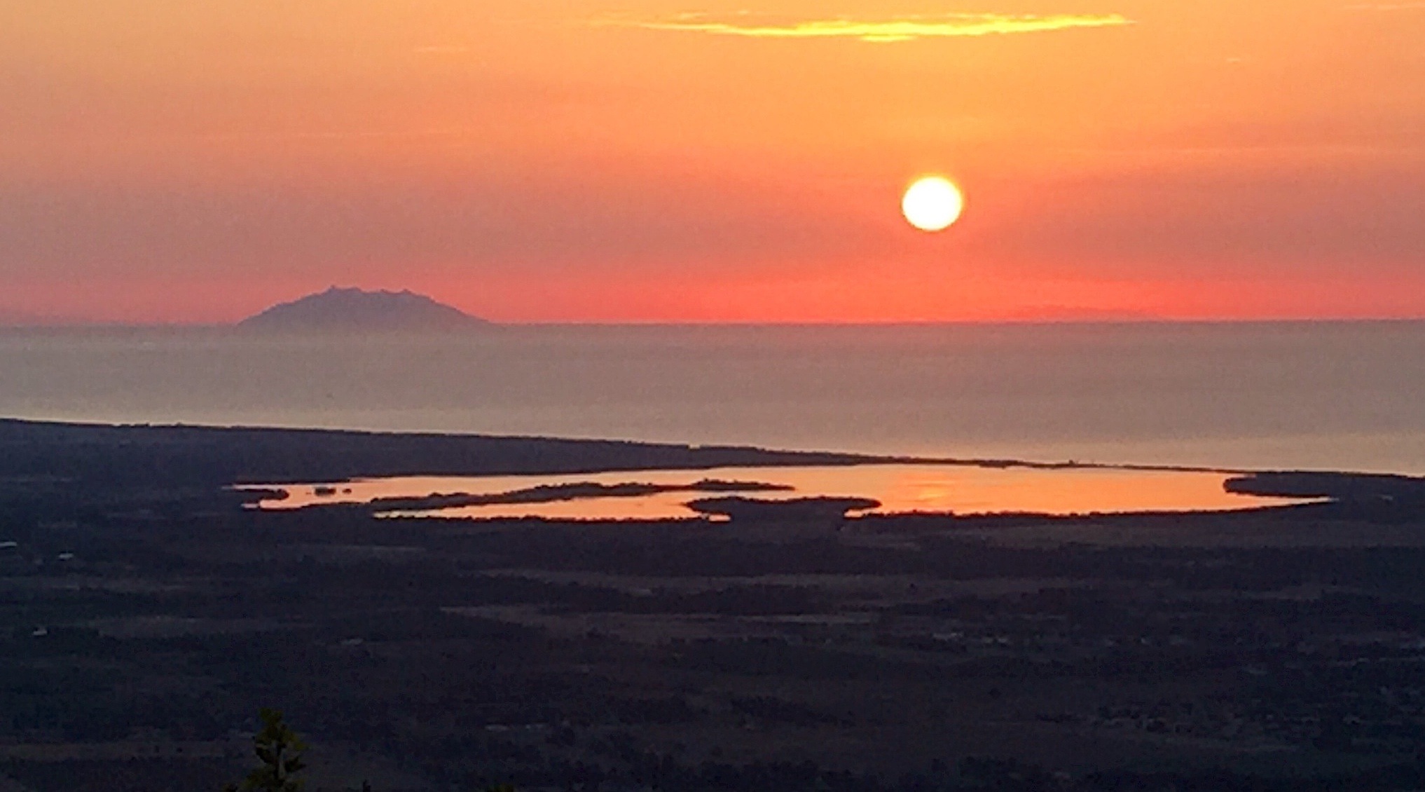 La photo du jour :  Soleil levant sur Monte Cristo et la plaine orientale