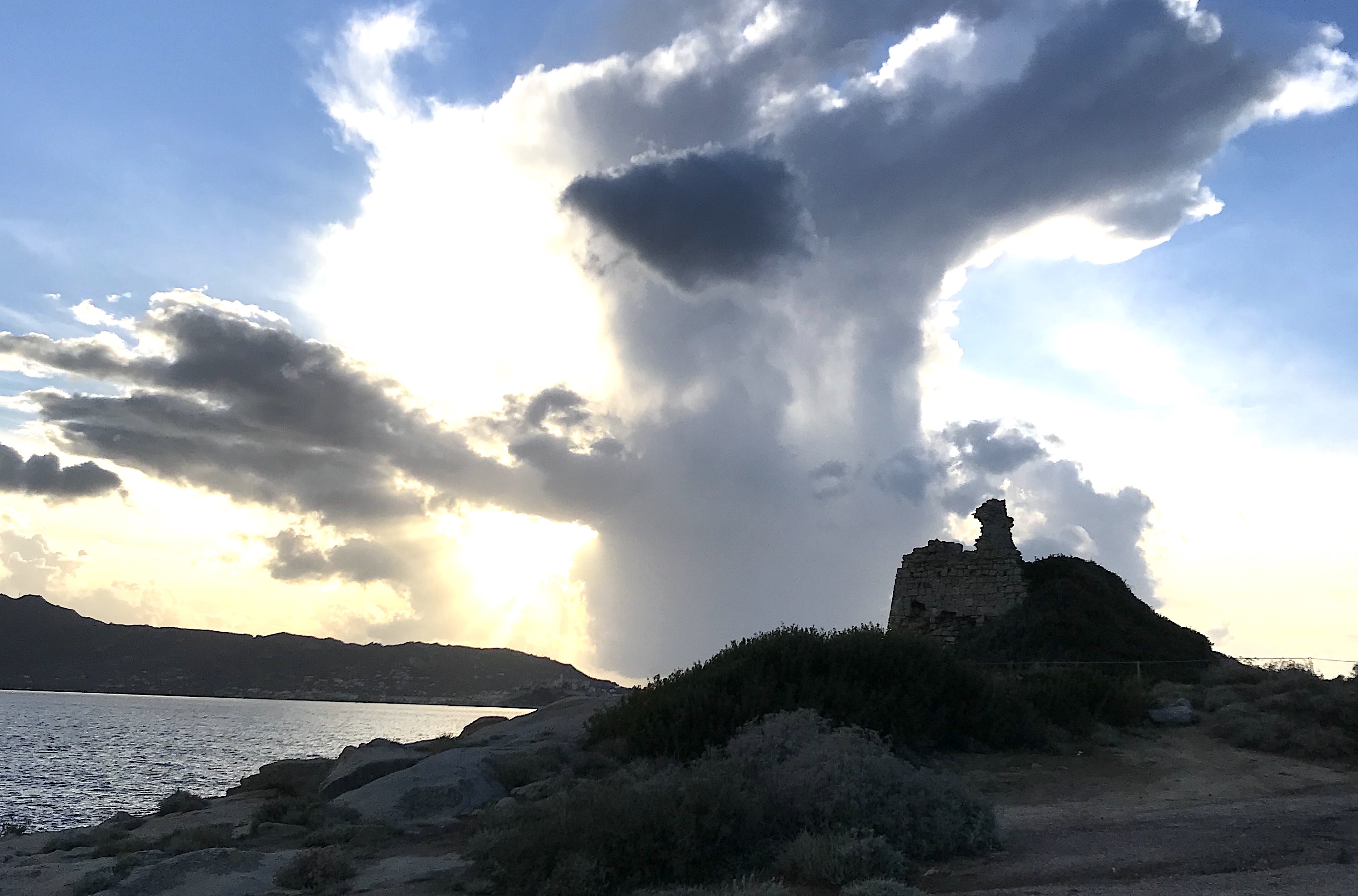 La photo du jour : Nuage d'orage au-dessus de la tour de Caldanu