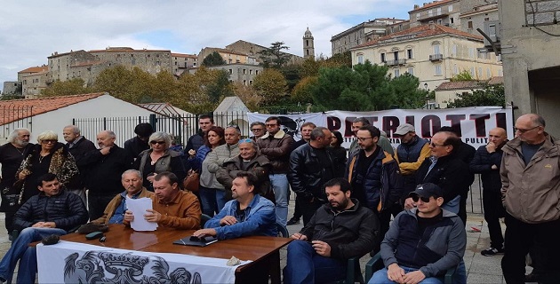 Les militants du Collectif Patriotti autour de Ghjacumu Fieschi