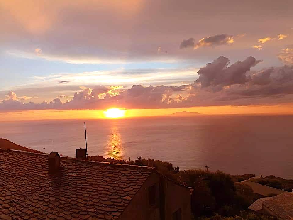 La photo du jour : Lever Soleil sur la  mer Tyrrhénienne et l'archipel toscan