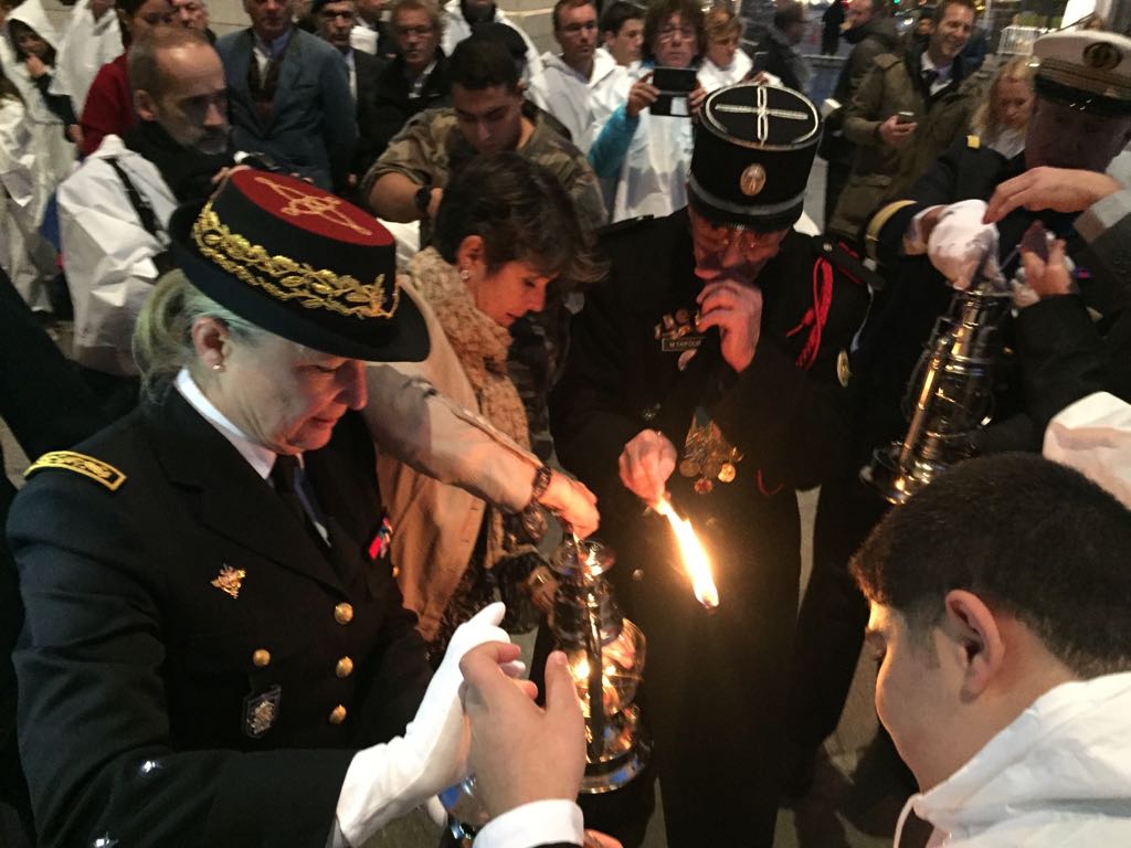 La directrice nationale de l’UNSS, Nathalie Costantini a allumé les lampes tempêtes qui sont parties dans toute la France