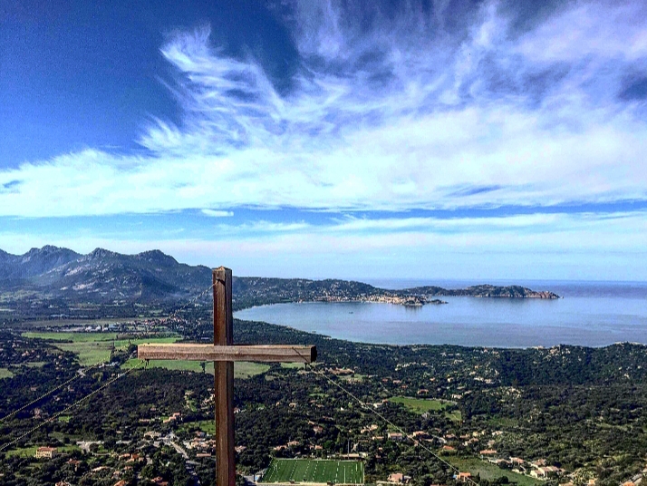 La photo du jour : La croix de Notre-Dame du Grand Retour de Lumiu