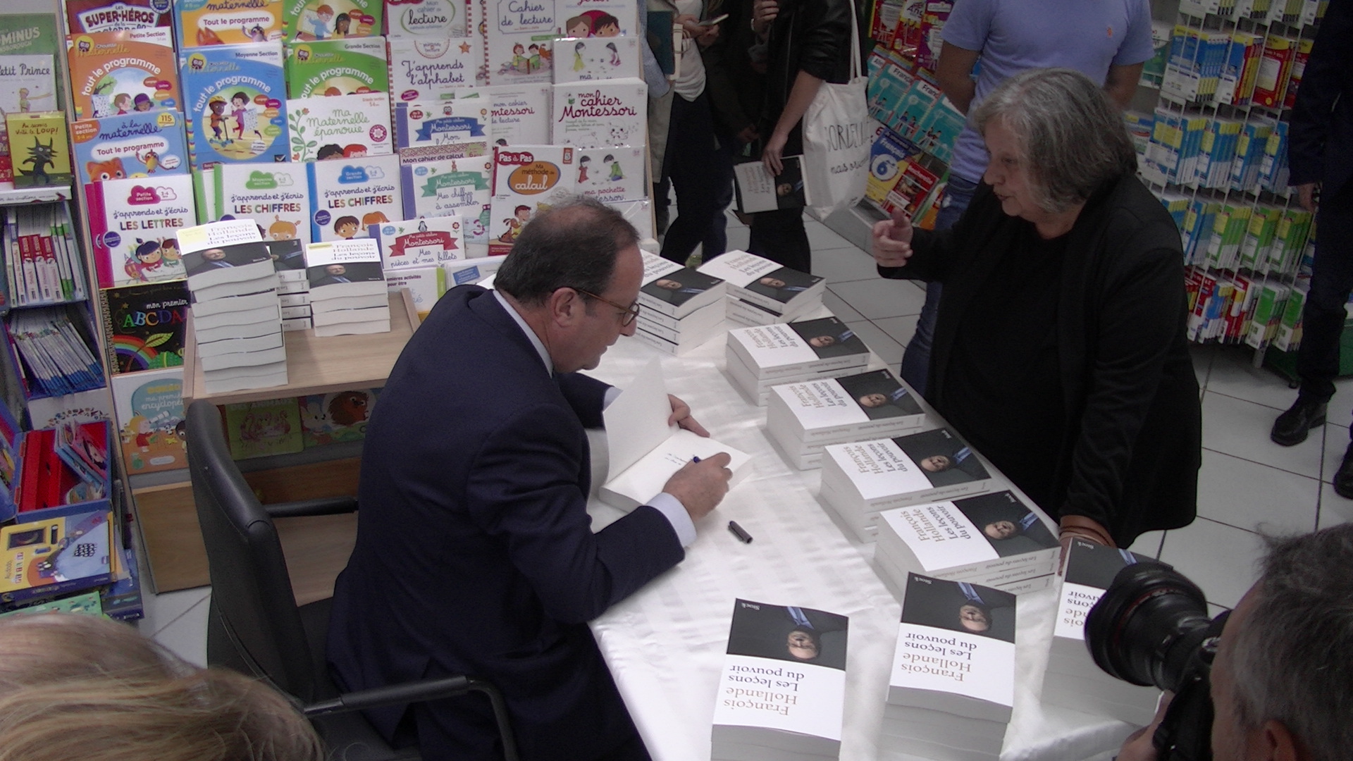 Séance de dédicaces à la librairie Papi à Bastia pour François Hollande
