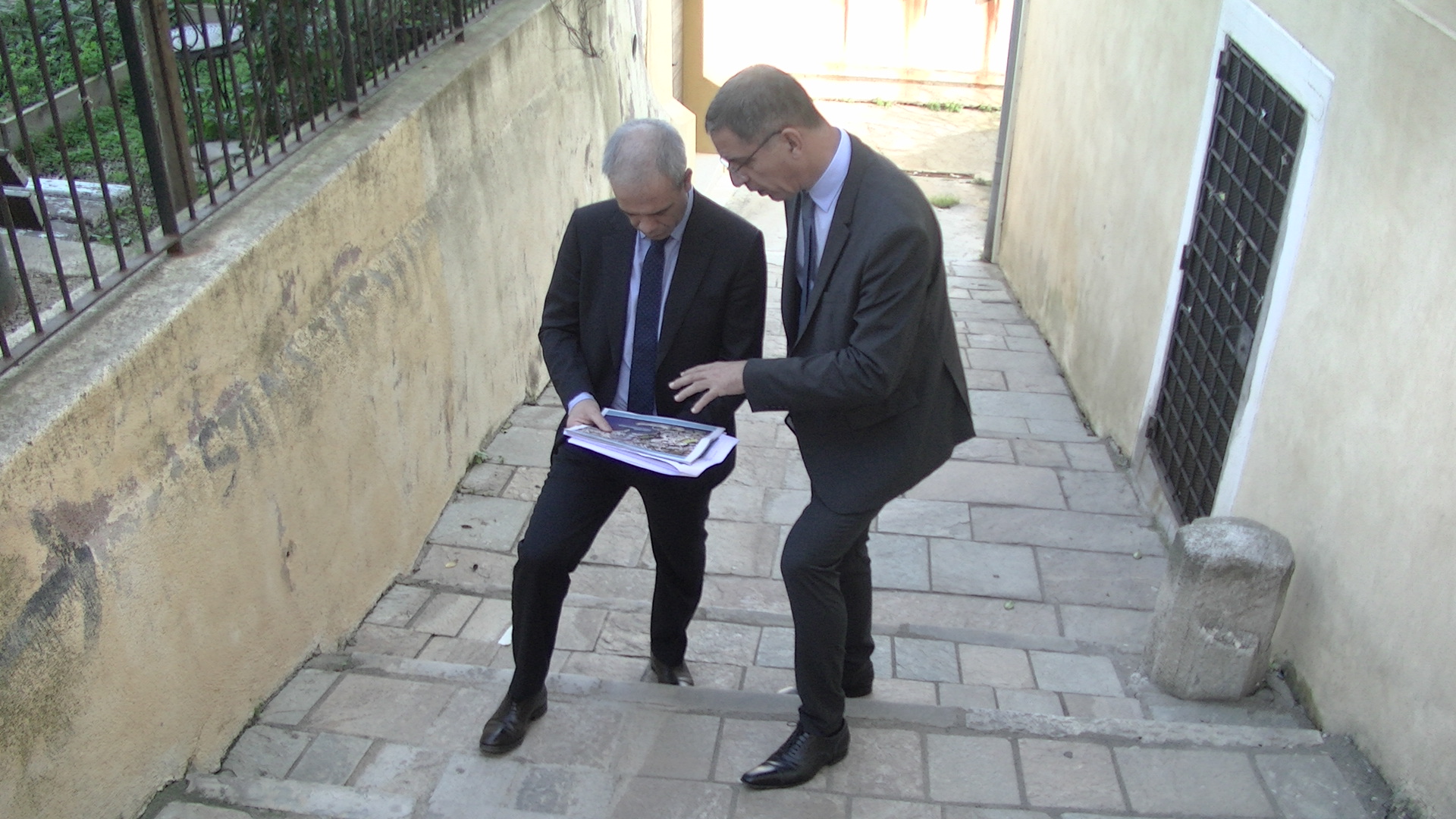 Le maire de Bastia, Pierre Savelli, présentant les projets de la ville à Andrea Murgia, rapporteur régional pour le FEDER.