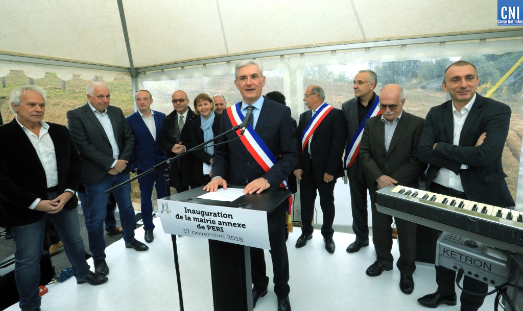 Xavier Lacombe entouré des nombreux élus qui ont asssité à l'inauguration de la mairie de Peri (Photo Michel Luccioni)