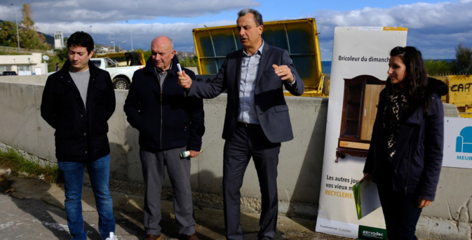 François Tatti et ses collaborateurs présentent une campagne de sensibilisation sur la filière meuble