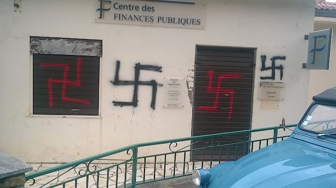 San Nicolao : Tags nazis sur les murs de la Trésorerie